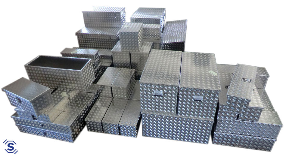 Stauboxen / Transportboxen aus Aluminium sind vielseitig einsetzbar, sind nahezu unzerstörbar und dazu in fast jedem Maß zu produzieren. Ideal für Wohnmobile / Wohnwagen, für Anhänger als Deichselbox oder auch für LKW als Unterbau / Unterflur Transportki