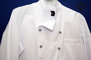 Weiße Kochjacke mit grauen Kugelknöpfen