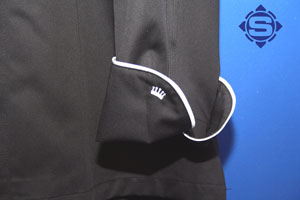 Schwarze Kochjacke mit weißen Paspelung