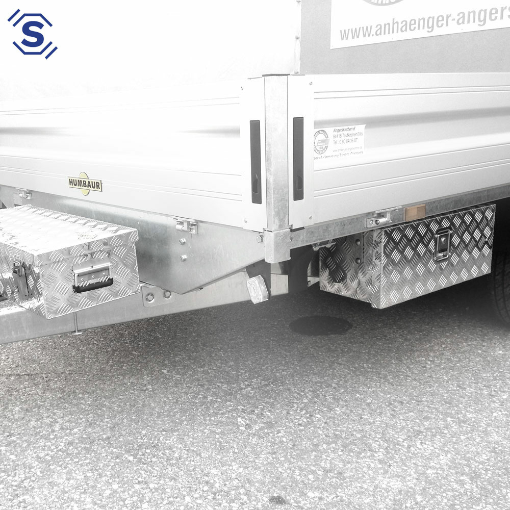 Mit unserem optional erhältlichen Befestigungsset sitzt Ihre Alubox als Staubox für LKW und Anhänger sicher und stabil am LKW Unterbau
