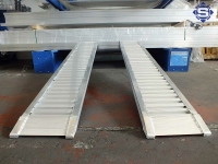 Aluminium Auffahrrampen L: 2000, B: 300, H: 75 mm Achsabstand - Traglast: 1,0/1,5/2,0m - 3000/3200/3200 Kg