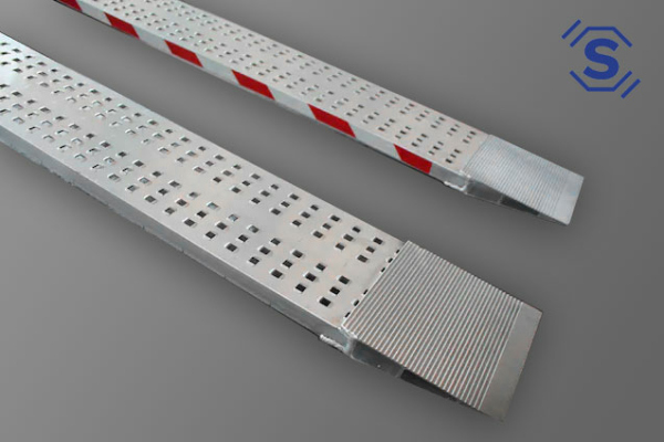 Gelochte Rampe L:2500 B: 300 H: 60mm, Traglast bis 1700 Kg