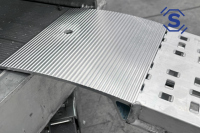 Gelochte Rampe L:2500 B: 300 H: 60mm, Traglast bis 1700 Kg